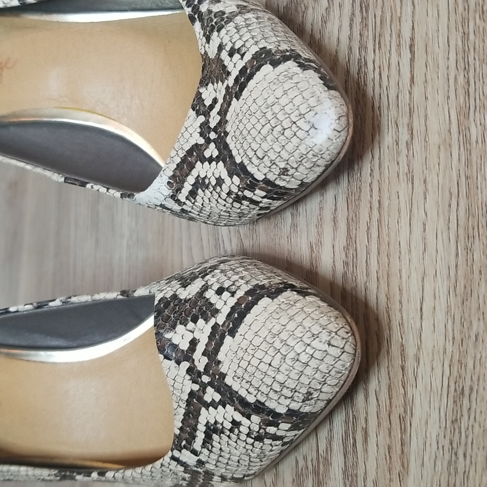 Crown Vintage Snake Skin Closed Toe Heels - Picture 2 of 9